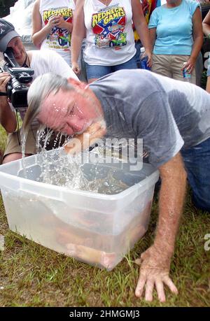 DUNKING POUR LES PIEDS DE COCHONS AUX MATCHS DE REDNECK EST DUBLIN GÉORGIE USA. LES JEUX ONT ÉTÉ LANCÉS EN 1996 EN TANT QUE RIVAL DES JEUX OLYMPIQUES QUI SE SONT TENUS À ATLANTA ET PRÉSENTENT UNE GAMME INHABITUELLE DE SPORTS ALLANT DE L'ESQUIVE AUX PIEDS DE COCHONS EN PASSANT PAR LE VENTRE QUI S'ENVOLE DANS UNE FOSSE À BOUE. LES JEUX DANS LÀ DIXIÈME ANNÉE MAINTENANT DE TIRER JUSQU'À 10 000 REDNECKS DU COEUR DE LA TERRE ROUGE ÉTAT DE GÉORGIE. PHOTOS: GARYROBERTSPHOTO.COM Banque D'Images