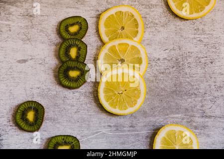 Citrons et kiwis . Motif de citrons sans couture sur un fond industriel. Banque D'Images
