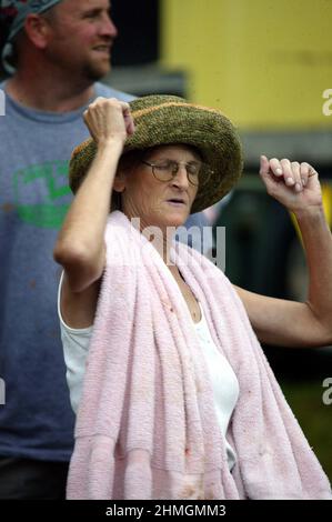 OLD LADY REDNECK À L'HO VERS LE BAS AUX JEUX REDNECK EST DUBLIN GÉORGIE USA. LES JEUX ONT ÉTÉ LANCÉS EN 1996 EN TANT QUE RIVAL DES JEUX OLYMPIQUES QUI SE SONT TENUS À ATLANTA ET PRÉSENTENT UNE GAMME INHABITUELLE DE SPORTS ALLANT DE L'ESQUIVE AUX PIEDS DE COCHONS EN PASSANT PAR LE VENTRE QUI S'ENVOLE DANS UNE FOSSE À BOUE. LES JEUX DANS LÀ DIXIÈME ANNÉE MAINTENANT DE TIRER JUSQU'À 10 000 REDNECKS DU COEUR DE LA TERRE ROUGE ÉTAT DE GÉORGIE. PHOTOS: GARYROBERTSPHOTO.COM Banque D'Images