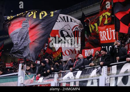 Milan, Italie. 09th févr. 2022. Les supporters de l'AC Milan sont vus pendant le match de Coppa Italia entre l'AC Milan et la SS Lazio au Stadio Giuseppe Meazza le 9 février 2022 à Milan, Italie. Credit: Marco Canoniero / Alamy Live News Banque D'Images