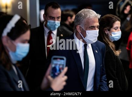 Tel Aviv, Israël. 10th févr. 2022. Jair Lapid, ministre israélien des Affaires étrangères, arrive pour des entretiens avec le ministre des Affaires étrangères Baerbock. Baerbock se rend en Israël, dans les Territoires palestiniens, en Jordanie et en Égypte pour des visites inaugurales. Credit: Fabian Sommer/dpa/Alay Live News Banque D'Images