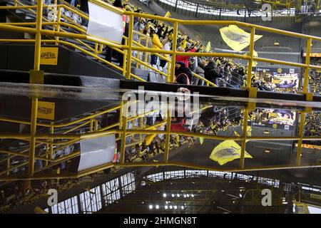 Feature, DO fans sur le stand sud, une partie est vide, stand, soccer 1st Bundesliga, 21st match day, Borussia Dortmund (DO) - Bayer 04 Leverkusen (LEV) 2: 5, le 6th février 2022 à Dortmund/Allemagne. #DFL les règlements interdisent toute utilisation de photographies comme séquences d'images et/ou quasi-vidéo # Â Banque D'Images