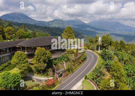 Vue spectaculaire sur la route de montagne entre Munduk et Bedugul dans les Highlands de Bali en Indonésie, en Asie du Sud-est Banque D'Images