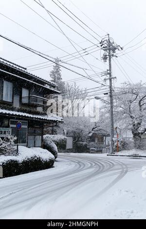 iida, nagano, japon, 2022/10/02 , rues de la ville d'iida pendant une tempête de neige. Banque D'Images