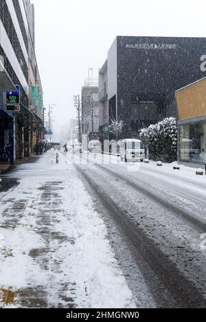 iida, nagano, japon, 2022/10/02 , rues de la ville d'iida et du Musée de marionnettes Kawamoto Kihachiro pendant une tempête de neige. Banque D'Images