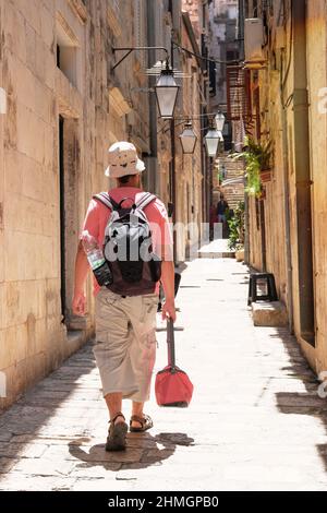 Promenades touristiques dans le lieu historique en plein jour. Partie historique de la ville. Entre les murs des maisons. Été en Croatie, Dubrovnik. Banque D'Images