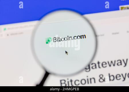 Ostersund, Suède - 20 janv. 2022: Bitcoin.com site web sous une loupe. Bitcoin.com est un portail Web lié au Bitcoin. Banque D'Images