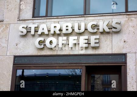 Berlin, Allemagne - 25 décembre 2017. Affiche de café Starbucks. Starbucks Coffee est une chaîne américaine de cafés, fondée à Seattle. Banque D'Images