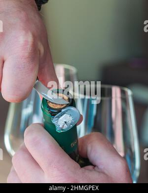 déliège une bouteille de vin blanc italien Banque D'Images