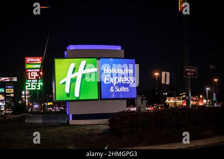 Augusta, GA USA - 12 22 20: Holiday Inn Express rue panneau à nuit Belair route Banque D'Images