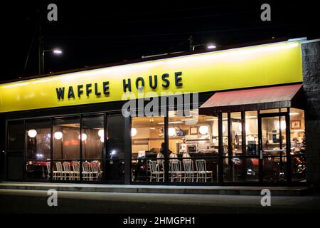 Augusta, GA USA - 12 22 20: Restaurant Waffle House la nuit personnes à l'intérieur vue latérale Banque D'Images