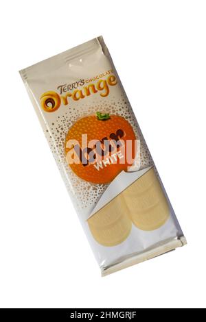 Barre de chocolat blanc orange chocolat Terry isolée sur fond blanc - fabriquée avec de l'huile d'orange véritable et du chocolat blanc crémeux Banque D'Images