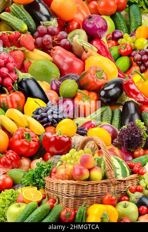 Arrière-plan vertical de légumes, fruits et baies sains et frais. Banque D'Images