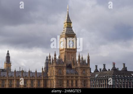 Londres, Royaume-Uni, 4th février 2022 : la majeure partie de l'échafaudage est retirée de Big Ben, alors que les travaux de rénovation sont presque terminés. Banque D'Images