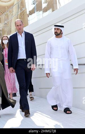 Le duc de Cambridge avec son Altesse Sheikh Hamdan bin Mohammed bin Rashid Al Maktoum, prince héritier de Dubaï, lors de sa visite au pavillon du Royaume-Uni à Expo2020 heures à Dubaï, dans le cadre de sa visite des Émirats arabes Unis. Date de la photo : jeudi 10 février 2022. Banque D'Images