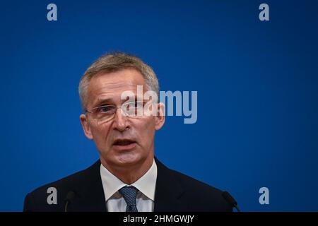 Le secrétaire général de l'OTAN, Jens Stoltenberg, et le Premier ministre, Boris Johnson, au siège de l'OTAN à Bruxelles, en Belgique, étant donné que les tensions restent vives au sujet de l'accumulation des forces russes près de la frontière avec l'Ukraine. Date de la photo : jeudi 10 février 2022. Banque D'Images