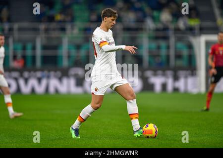 Milan, Italie. 08th, février 2022. Marash Kumbulla (24) de Roma vu dans le match de Coppa Italia entre Inter et Roma à Giuseppe Meazza à Milan. (Crédit photo: Gonzales photo - Tommaso Fimiano). Banque D'Images