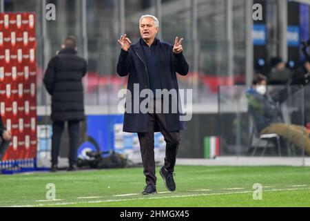 Milan, Italie. 08th, février 2022. Le Manager José Mourinho de Roma vu dans le match de Coppa Italia entre Inter et Roma à Giuseppe Meazza à Milan. (Crédit photo: Gonzales photo - Tommaso Fimiano). Banque D'Images