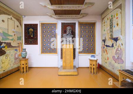 Buste, statue, sculpture du père musulman de médecine moderne, Abu Ali Sina, Avicenne. Au Musée de la santé de Tachkent, Ouzbékistan. Banque D'Images