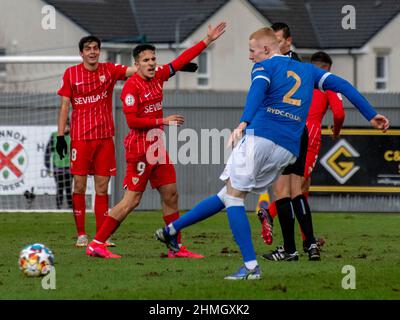 Dumbarton, Écosse. ROYAUME-UNI. 8th février 2022 : le match de la Ligue des jeunes de l'UEFA entre Rangers et Séville (u19s) au stade Dumbarton, en Écosse. Banque D'Images