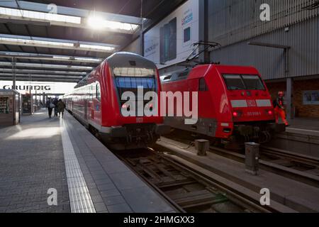 Munich, Allemagne - mai 05 2019 : deux trains exploités par Deutsche Bahn, à la gare centrale de Munich (en allemand). Banque D'Images