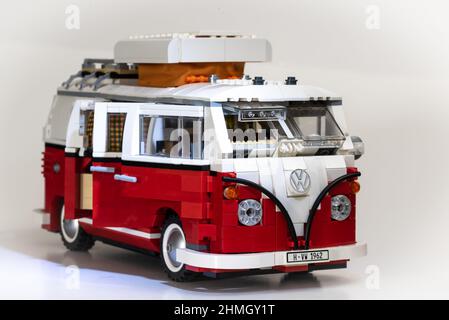 Den Helder, pays-Bas. Janvier 2022. Un modèle lego d'un campervan VW rétro. Photo de haute qualité Banque D'Images