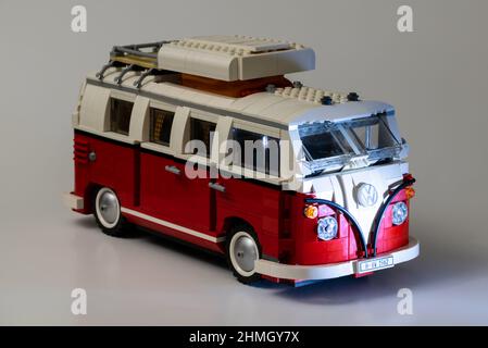 Den Helder, pays-Bas. Janvier 2022. Un modèle lego d'un campervan VW rétro. Photo de haute qualité Banque D'Images