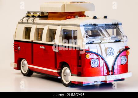 Den Helder, pays-Bas. Janvier 2022. Un modèle lego d'un campervan VW rétro. Photo de haute qualité Banque D'Images