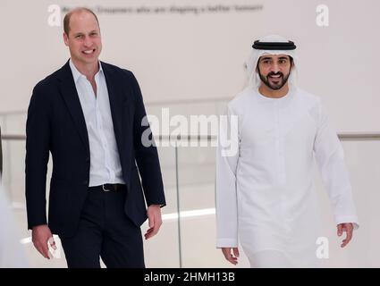 Le duc de Cambridge avec son Altesse Sheikh Hamdan bin Mohammed bin Rashid Al Maktoum, prince héritier de Dubaï, lors de sa visite au pavillon du Royaume-Uni à Expo2020 heures à Dubaï, dans le cadre de sa visite des Émirats arabes Unis. Date de la photo : jeudi 10 février 2022. Banque D'Images