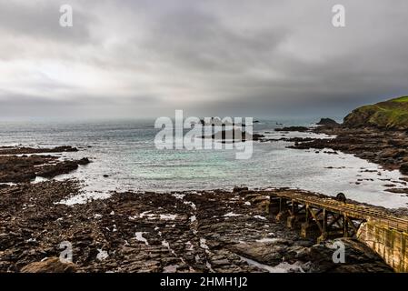 Les rochers et la station Old Lifeboat lors d'une journée d'hiver à Lizard point, Cornwall, Royaume-Uni Banque D'Images