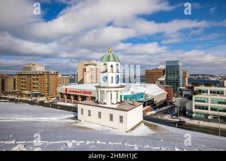 Horloge de la ville de 120 ans et centre-ville de Halifax, vue depuis Citadel Hill en hiver, surplombant les grandes entreprises, Halifax, N.-É., Canada Banque D'Images