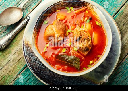 Borscht - soupe chaude à base de betteraves et de viande.Borscht rouge, plat traditionnel de cuisine ukrainienne Banque D'Images