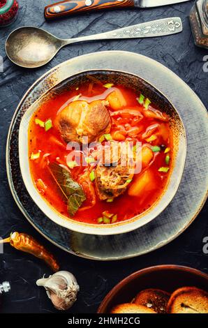 Borscht - soupe chaude à base de betteraves et de viande.Borscht ukrainien rouge Banque D'Images