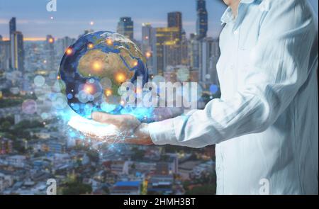 Homme d'affaires tenant la Terre en main [éléments de cette image fournis par la NASA] Banque D'Images