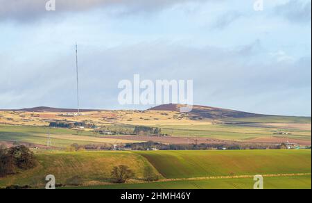 Dundee, Tayside, Écosse, Royaume-Uni. 10th févr. 2022. Météo au Royaume-Uni : c'est un beau matin sec de février dans le nord-est de l'Écosse, avec beaucoup de soleil et une brise forte, et des températures planant autour de 8°C. Pendant un hiver modéré, la campagne de Dundee offre des vues spectaculaires sur les collines de Sidlaw et les terres agricoles luxuriantes. Les collines de Sidlaw et la vallée de Strathmore à Dundee contiennent une vie végétale diversifiée, des antiquités historiques, et un lieu unique dans l'histoire scientifique pour une expérience de 18th-siècle "pesée de la terre". Crédit : Dundee Photographics/Alamy Live News Banque D'Images