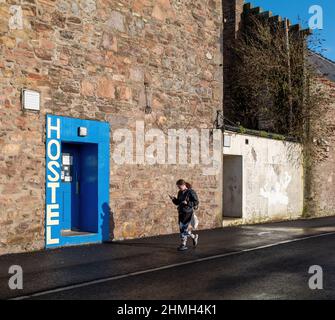 INVERNESS,HIGHLANDS,ECOSSE - 9 FÉVRIER 2022: C'est la porte d'une auberge dans le centre twon d'Inverness, Highland, Ecosse le 9 février 2022 Banque D'Images