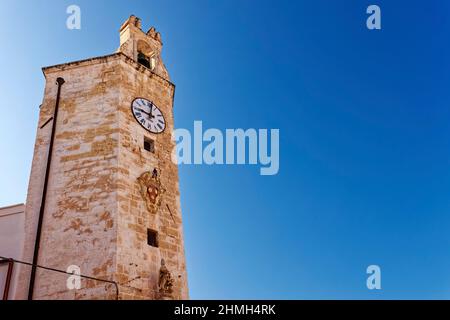 Horloge sur une maison dans la vieille ville de Monopoli, Puglia, Italie Banque D'Images