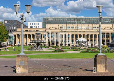 Vue sur Schlossplatz jusqu'à Königsbau, Stuttgart, Bade-Wurtemberg, Allemagne Banque D'Images