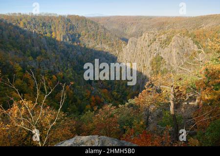 Vue de Hexentanzplatz (site de danse des sorcières) au Bodetal et Rosstrape, Thale, Harz, Saxe-Anhalt, Allemagne Banque D'Images