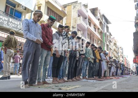 Ajmer, Ajmer, Inde. 4th févr. 2022. Musulmans pendant vendredi Namaj à l'extérieur d'Ajmer. Le festival de l'Ours est un festival annuel qui se tient à Ajmer, Rajasthan, Inde, qui commémore l'anniversaire de la mort de Soufi saint Moinuddin Chishti (fondateur de l'ordre Chishtiya Sufi en Inde). Il se tient sur six jours et comprend le chant nocturne du dhikr (zikr) qawwali. L'anniversaire est célébré dans le septième mois du calendrier lunaire islamique. Des milliers de pèlerins visitent le sanctuaire de toute l'Inde et de l'étranger. (Credit image: © Shaukat Ahmed/Pacific Press via ZUMA Press Wire) Banque D'Images