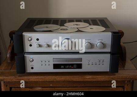 Lecteur de disques compacts - lecteur de disques compacts de haute qualité avec amplificateur assorti en aluminium brossé. Vue avant avec CD. Banque D'Images