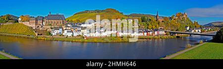 Saarburg an der Saar, Basse-ville de Staden avec église Saint-Laurentius, église protestante et château, vallée de Saar, Sarrebourg Land, parc naturel de Saar-Hunsrück, Rhénanie-Palatinat, Allemagne Banque D'Images