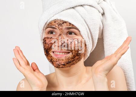Une femme fait des traitements du visage, gommage naturel du visage, regarde vers le haut. Banque D'Images