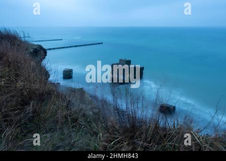 Côte escarpée Wustrow, vestiges d'un bunker, Wustrow, Fischland-Darß-Zingst, Mecklembourg-Poméranie occidentale, Allemagne Banque D'Images