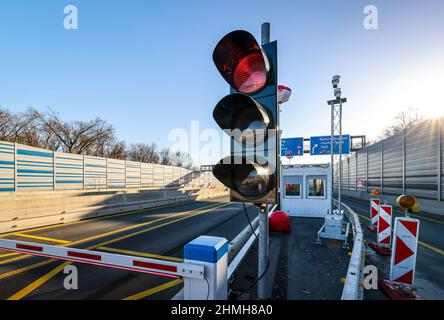 Recklinghausen, Rhénanie-du-Nord-Westphalie, Allemagne - système de barrière sur le A43 dû à un pont en pente pour contrôler les véhicules à partir de 3,5 tonnes entre les croisements Recklinghausen et Herne. Le pont en pente Emschertal n'est plus assez stable pour les charges lourdes. Il devrait être entièrement rénové d'ici la fin de 2025. Banque D'Images