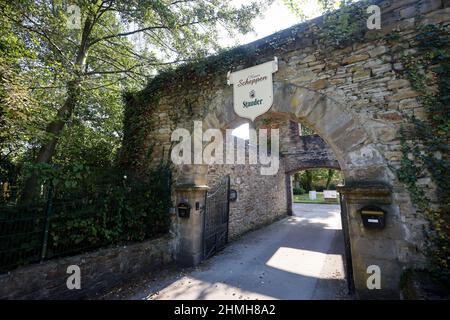 Essen, région de la Ruhr, Rhénanie-du-Nord-Westphalie, Allemagne - Haus Scheppen sur le lac Baldeney. La maison Scheppen est une ancienne, aristocratique maigre-à de l'abbaye werden dans le district de Fischlaken d'Essen, aujourd'hui la piste est utilisée comme un lieu de rencontre de motard et la lande est utilisée comme une jetée de bateau. Banque D'Images