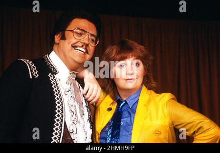 Geoffrey Durham (The Great Soprho) et Victoria Wood à TOURS DRÔLES au King’s Head Theatre Club, Islington, Londres N1 22/03/1982 conception: Roger Glossop éclairage: Howard Eaton Banque D'Images