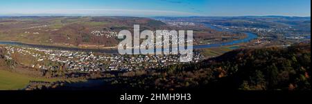 Vue sur Wasserliesch et Igel sur la haute Moselle avec Konz et Trèves en arrière-plan, Rhénanie-Palatinat, Allemagne Banque D'Images