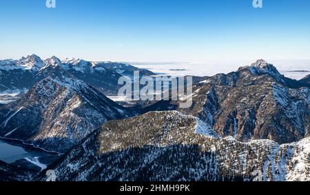 Paysage alpin de montagne en hiver sous un ciel bleu. Vue sur le bassin de Reutten avec les groupes Säuling et Tannheimer. Alpes d'Ammergau et d'Allgäu, Tyrol, Autriche, Europe Banque D'Images