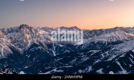 Paysage alpin de montagne par une froide journée d'hiver après le coucher du soleil. Vue depuis la Hochschrutte (Alpes d'Ammergau) sur la région de Fernpass jusqu'aux Alpes de Stubai. Tyrol, Autriche, Europe Banque D'Images